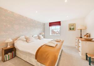 a bedroom with a large bed in a room at 9 King Street in Aldeburgh