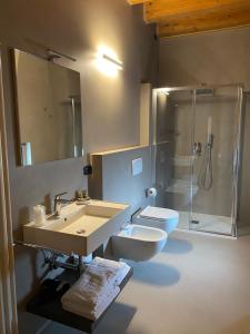 y baño con lavabo, aseo y ducha. en Residence La Colombera en Riva del Garda