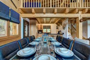 A restaurant or other place to eat at Chalet Leopard de Neige