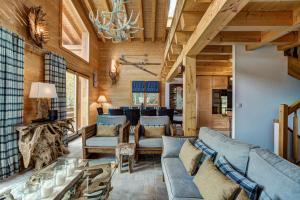 A seating area at Chalet Leopard de Neige