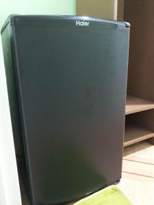 Ein grüner Kühlschrank mit dem Wort Halfter drauf. in der Unterkunft Susing Seaside Guesthouse in Moalboal