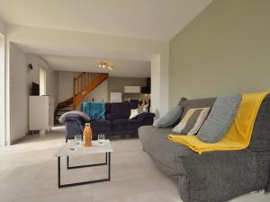 Χώρος καθιστικού στο Holiday Home Les Volets Bleus by Interhome