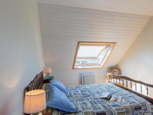 プルガヌーにあるHoliday Home Kermor - PLG203 by Interhomeのベッドルーム(ベッド1台、窓付)