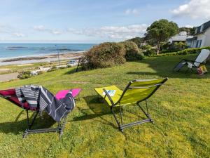 ロキレックにあるHoliday Home Keruzec - LOQ216 by Interhomeの海岸の芝生の上に座る椅子2脚