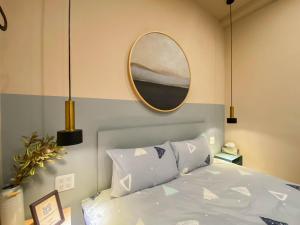 台南的住宿－田町包棟旅宿TAMACHI Inn，卧室配有一张壁挂镜子的床