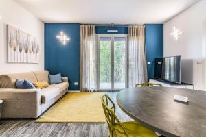 米蘭的住宿－San Siro Green，客厅配有沙发和桌子