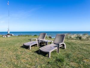 サン・ローラン・シュル・メールにあるHoliday Home Chez Lilo - SNT400 by Interhomeの海辺の芝生に座る椅子3脚