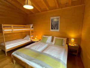 1 dormitorio con 2 literas en una cabaña en Apartment Jochblick - WIL150 by Interhome en Niederau