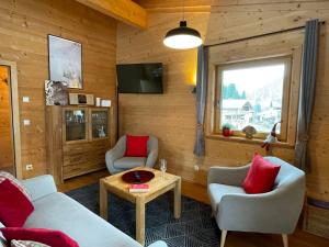 salon z dwoma krzesłami i stołem w obiekcie Apartment Jochblick by Interhome w mieście Niederau