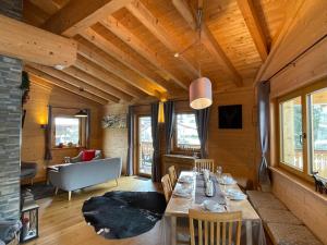 Telewizja i/lub zestaw kina domowego w obiekcie Apartment Jochblick by Interhome