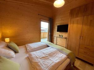 Łóżko lub łóżka w pokoju w obiekcie Apartment Jochblick by Interhome