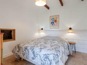 ルヴィルにあるHoliday Home La Ferme du Manoir - RVI400 by Interhomeのベッドルーム1室(青と白のベッドカバー付)