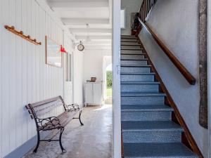 ルヴィルにあるHoliday Home La Ferme du Manoir - RVI400 by Interhomeの廊下のベンチ付き階段