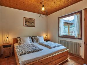 een slaapkamer met een bed en een raam bij Holiday Home Rocchetta by Interhome in Malcesine