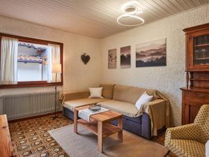 een woonkamer met een bank en een tafel bij Holiday Home Rocchetta by Interhome in Malcesine