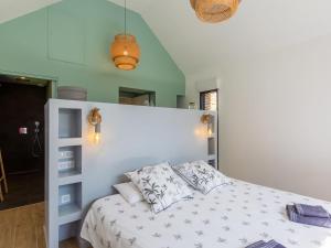 ベノデにあるHoliday Home Breizh Riviera - BNO107 by Interhomeのベッドルーム1室(白いベッド1台、枕2つ付)