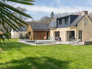 a house with a swimming pool in a yard at Holiday Home Breizh Riviera by Interhome in Bénodet
