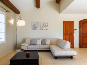 sala de estar con sofá y mesa de centro en Holiday Home La Garrigue - PUJ100 by Interhome, en Pujaut