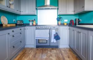 Kuchyň nebo kuchyňský kout v ubytování Half of One Culnacnock