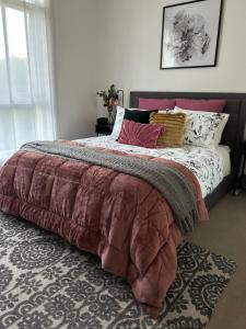 een slaapkamer met een groot bed met kussens bij Sunshine Four in Salisbury