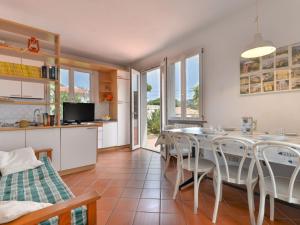 A kitchen or kitchenette at Holiday Home Wendy by Interhome