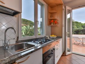cocina con fregadero y ventana grande en Holiday Home Wendy by Interhome, en Cavo
