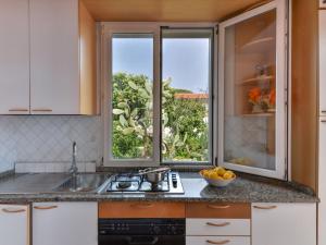 cocina con fregadero y ventana en Holiday Home Wendy by Interhome en Cavo