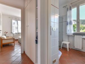 A bathroom at Holiday Home Wendy by Interhome