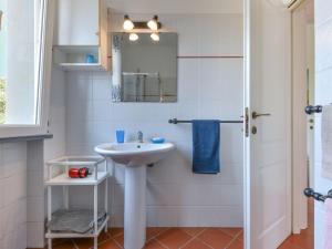 A bathroom at Holiday Home Wendy by Interhome