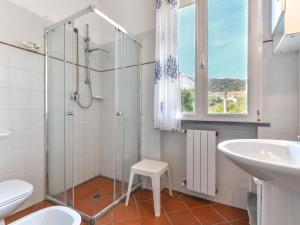 A bathroom at Holiday Home Wendy by Interhome