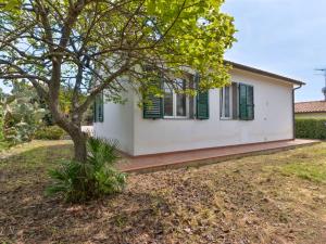 A garden outside Holiday Home Wendy by Interhome