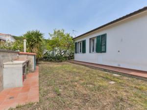 A garden outside Holiday Home Wendy by Interhome