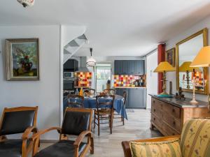 uma cozinha e sala de jantar com mesa e cadeiras em Holiday Home Ty va Zud by Interhome em Lampaul-Ploudalmézeau