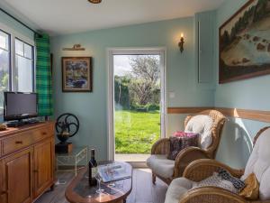 Μια τηλεόραση ή/και κέντρο ψυχαγωγίας στο Holiday Home Ty va Zud by Interhome