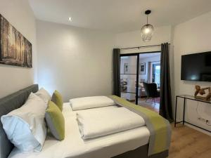 een hotelkamer met een bed en een televisie bij Chalet Wildenbach by Interhome in Grafenweg