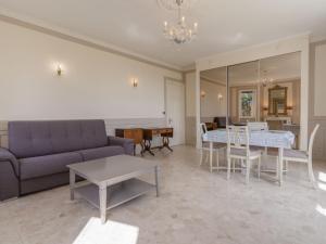 sala de estar con sofá y mesa en Apartment Marie Antoinette-1 by Interhome, en Cabourg