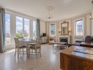 sala de estar amplia con mesa y sillas en Apartment Marie Antoinette-1 by Interhome, en Cabourg