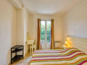 um quarto com uma cama, uma secretária e uma janela em Holiday Home Les Grandes Bleues 3 by Interhome em Narbonne-Plage