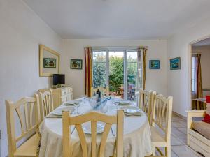 uma sala de jantar com mesa e cadeiras em Holiday Home Les Grandes Bleues 3 by Interhome em Narbonne-Plage