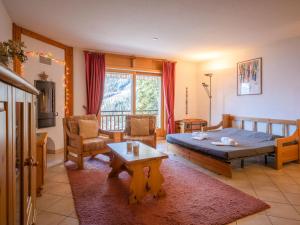 ein Schlafzimmer mit einem Bett, einem Sofa und einem Tisch in der Unterkunft Apartment Heida A 5 by Interhome in Ovronnaz
