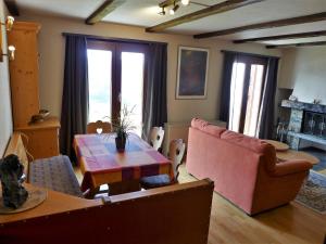 ein Wohnzimmer mit einem Tisch und einem Sofa in der Unterkunft Chalet Praline by Interhome in Icogne