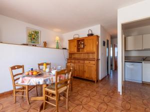 勒格羅－迪魯瓦的住宿－Apartment Les Marinas de la Plage I-1 by Interhome，厨房以及带桌椅的用餐室。
