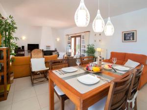comedor y sala de estar con mesa y sillas en Holiday Home Cecile by Interhome, en La Canuta