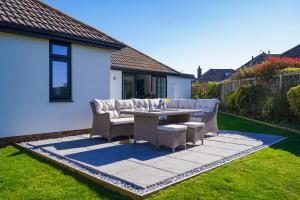 Un patio con una mesa y sillas en un patio. en Badgers Run, en Sandown