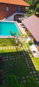 an overhead view of a swimming pool in front of a building at Green Wood Villa Negombo in Negombo