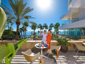 Amàre Beach Hotel Marbella - Adults Only Recommended的阳台或露台