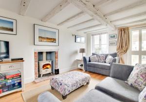 sala de estar con sofá y chimenea en Box Cottage, en Snape