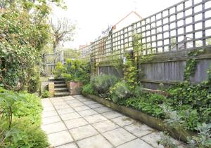 jardín con valla y patio en Box Cottage, en Snape