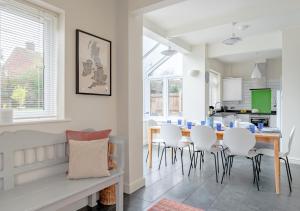 - une salle à manger et une cuisine avec une table et des chaises dans l'établissement Briar Patch, à Southwold