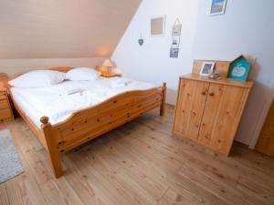 Schlafzimmer mit einem Bett und Holzboden in der Unterkunft Apartment Scholle by Interhome in Norddeich